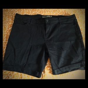 Universal Thread Bermuda shorts in black